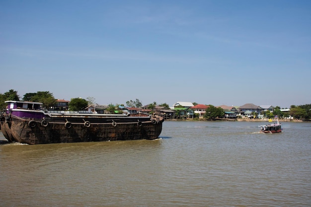 Asiatische thailändische Arbeiter, die Lastkähne und Schlepperfrachtschiffe in Chao Phraya oder Chaopraya River von Bangkok segeln, fahren in die Altstadt von Ayutthaya in Phra Nakhon Si Ayutthaya Thailand