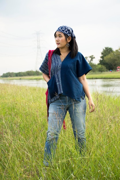 Asiatische thailändische Frau, die modische Indigo-Kleidung trägt, posiert für ein Foto im Freien in der Landschaft von Nonthaburi Thailand