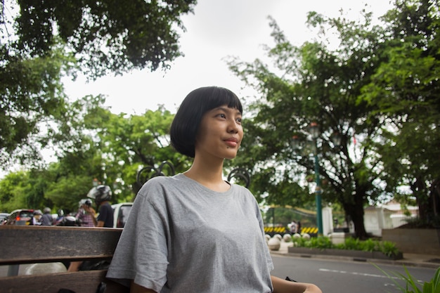 Asiatische Touristin lächelnd allein reisend Urlaub im Freien auf der Stadtstraße