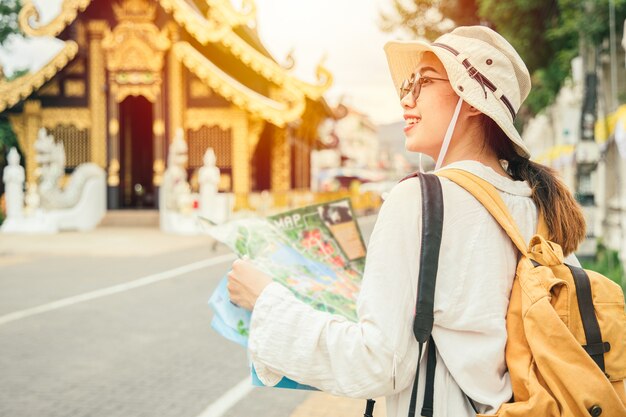 Foto asiatische touristische mädchen teen reisen im tempel in der provinz chiang mai thailand