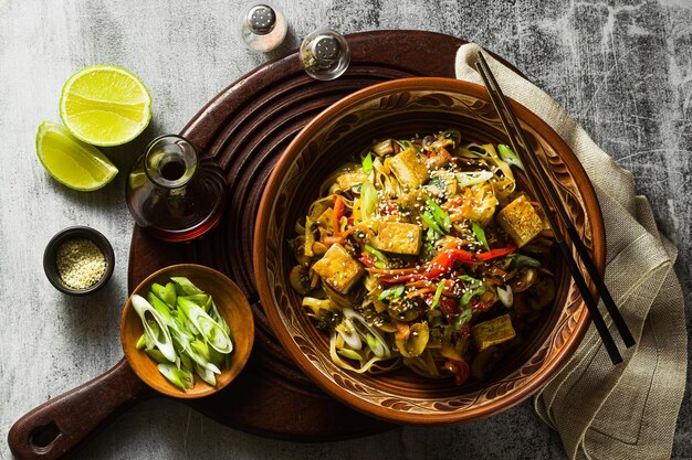 Asiatische vegane Pfannengerichte mit Tofu-Reisnudeln und Gemüse von oben