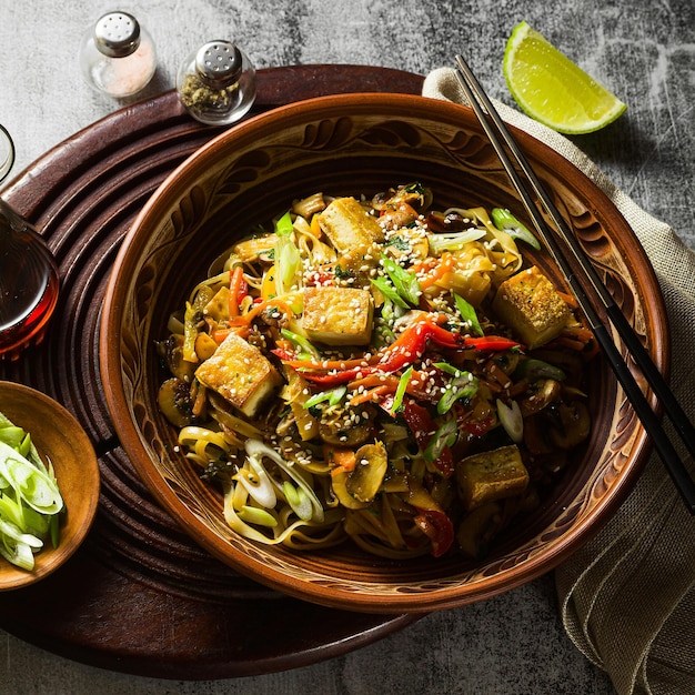 Asiatische vegane Pfannengerichte mit Tofu-Reisnudeln und Gemüse von oben