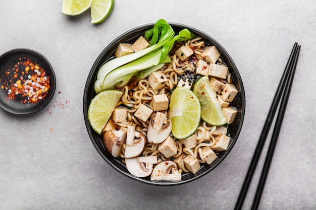 Foto asiatische vegetarische suppe des tofus gedient in der schüssel