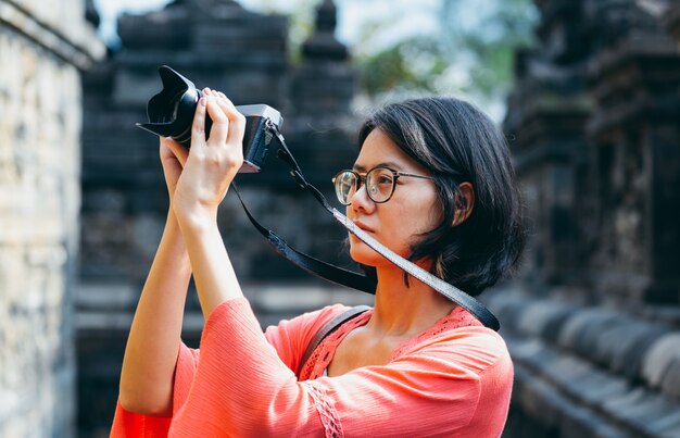 Asiatische weibliche Alleinreisende machen alte Gebäude des Fotos an Borobudur-Tempel, Java, Indonesien