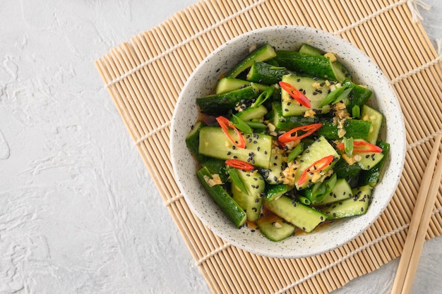 Asiatische würzige Salatgurken mit frischem Koriander-Ingwer-Pfeffer-Chili-Schwarzessig