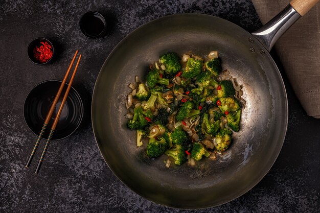 Asiatischen Wok mit Pfannengemüse kochen