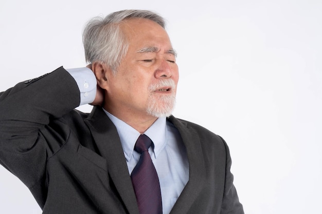 Asiatischer älterer Mann alter Mann mit Anzug Er hatte Schmerzen im Nacken, die durch das Schlafen auf einem Kissen verursacht wurden, das nicht die richtige Haltung hat Senioren