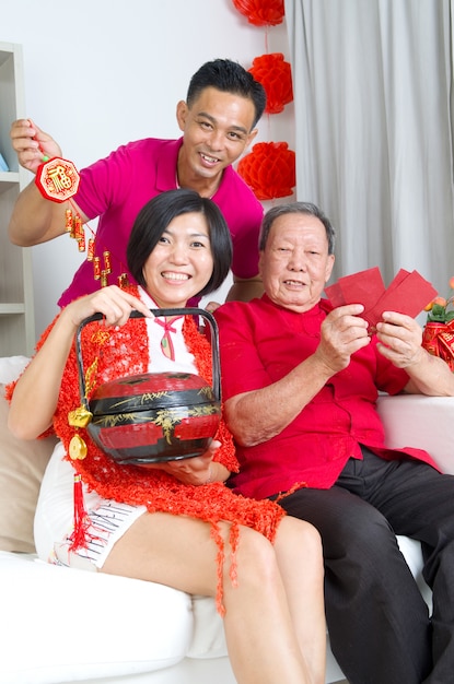Asiatischer älterer Mann und Kinder, die chinesisches neues Jahr feiern