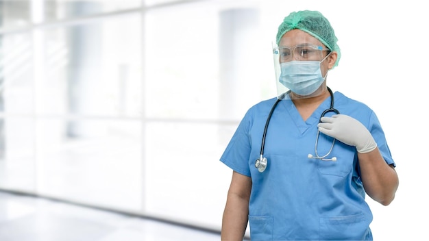 Asiatischer Arzt mit Gesichtsschutz und PSA-Anzug neu normal, um den Patientenschutz zu überprüfen Sicherheitsinfektion Covid-19 Ausbruch des Coronavirus auf der Station des Quarantänekrankenhauses.