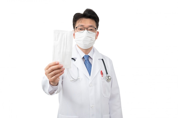 Asiatischer Arzt mittleren Alters, der Einwegmaske in der Hand hält