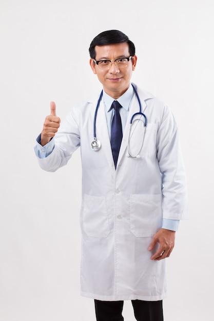 Asiatischer Arzt zeigt Daumen hoch Geste, ja, gut, Genehmigungskonzept