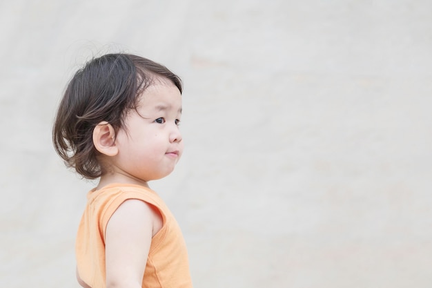 Asiatischer Blick der Nahaufnahme Kinderim Raum mit Lächelngesicht