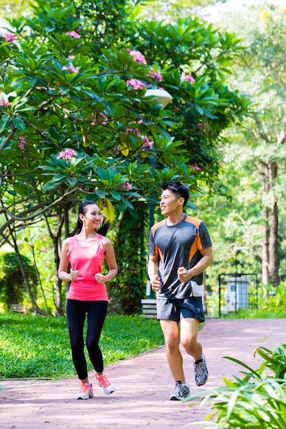 Asiatischer chinesischer Mann und Frau, die im Stadtpark rüttelt