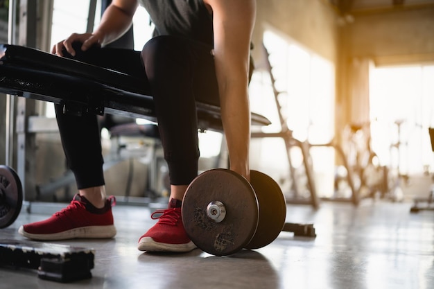 Asiatischer, fitter Sportler, der im Kraftraum im Fitnessstudio trainiert. Sport-Mann-Konzept