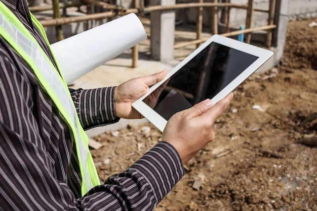 Asiatischer Geschäftsmann Bauleiter und Ingenieur Arbeiter mit Tablet-Computer auf der Baustelle