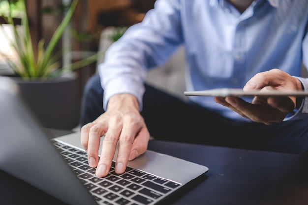 Asiatischer Geschäftsmann freiberuflicher Geschäftsmann, der im Coworking Space oder Café arbeitet