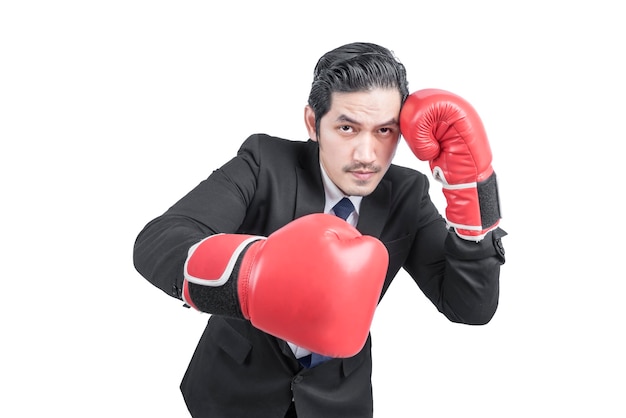 Asiatischer Geschäftsmann mit roten Boxhandschuhen