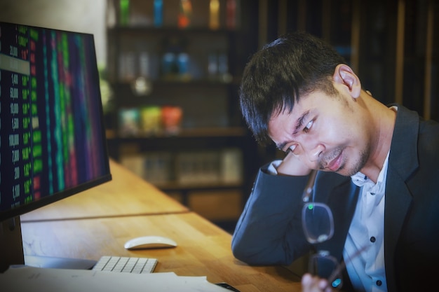 Asiatischer Geschäftsmann mit Rückenschmerzen ein Büro