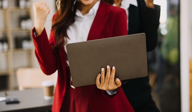 Asiatischer Geschäftsmann und Geschäftsfrau des Unternehmers, die neues Geschäftsprojekt in der Tablette im modernen Meeting im modernen Büro besprechen Asiatisches Business-Casual-Konzept