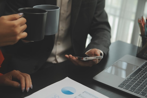 Asiatischer Geschäftsmann und Geschäftsfrau des Unternehmers, die neues Geschäftsprojekt in der Tablette im modernen Meeting im modernen Büro besprechen Asiatisches Business-Casual-Konzept