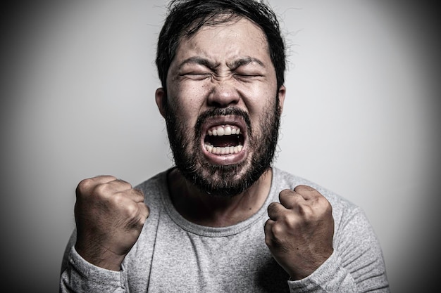 Foto asiatischer gutaussehender mann wütend auf weißem hintergrundporträt des jungen männlichen stresskonzepts