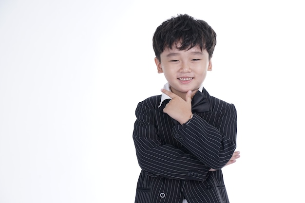 Asiatischer hübscher Junge mit glücklichem Konzept lokalisiert auf weißem Hintergrund