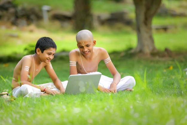 Asiatischer / indischer Junge lernt am Laptop, E-Learning-Konzept, lernt von zu Hause aus