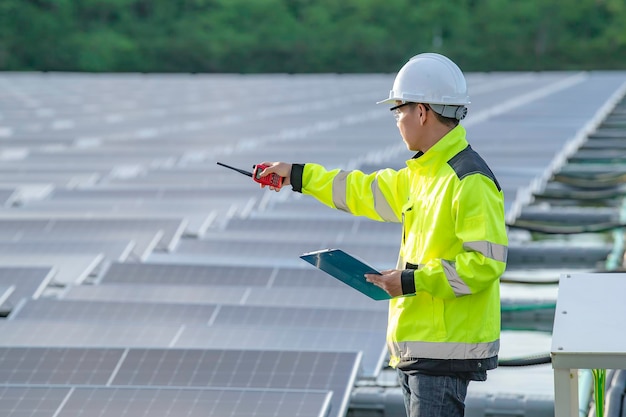 Asiatischer Ingenieur, der an einem schwimmenden Solarkraftwerk arbeitet