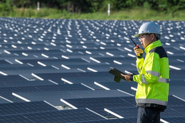 Asiatischer Ingenieur, der an einem schwimmenden Solarkraftwerk arbeitet