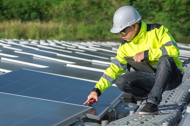 Asiatischer Ingenieur, der an einem schwimmenden Solarkraftwerk arbeitet