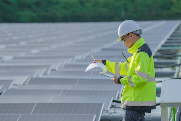 Asiatischer Ingenieur, der an einem schwimmenden Solarkraftwerk arbeitet