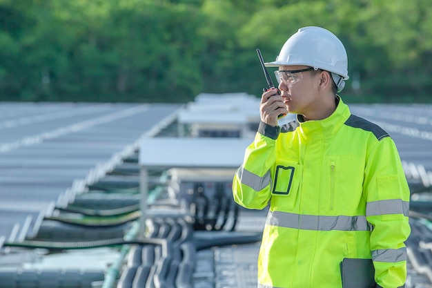 Asiatischer Ingenieur, der an einem schwimmenden Solarkraftwerk arbeitet