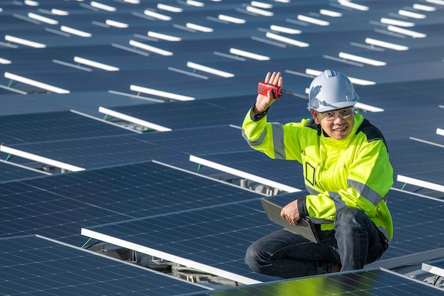 Asiatischer Ingenieur, der an einem schwimmenden Solarkraftwerk arbeitet