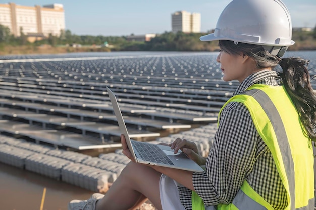 Asiatischer Ingenieur, der auf einem schwimmenden Solarpark arbeitet