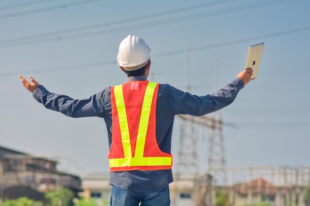 Asiatischer Ingenieur, der im Freien vor Ort steht, Bauposten, zuversichtlich, Ingenieurbau, glücklich, j