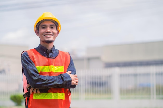Asiatischer Ingenieur, der im Freien vor Ort steht und zuversichtlich ist, Ingenieurbau, glücklicher Joberfolg bei der Zielplanung
