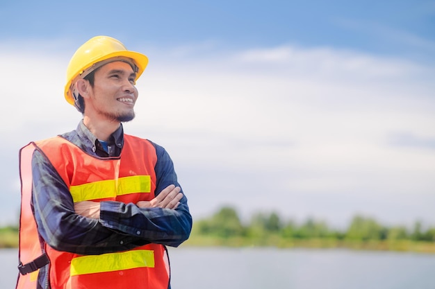 Asiatischer Ingenieur, der im Freien vor Ort steht und zuversichtlich ist, Ingenieurbau, glücklicher Joberfolg bei der Zielplanung