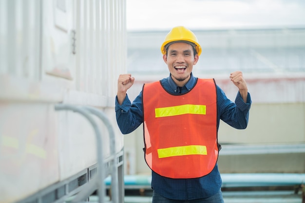 Asiatischer Ingenieur, der im Freien vor Ort steht und zuversichtlich ist, Ingenieurbau, glücklicher Joberfolg bei der Zielplanung