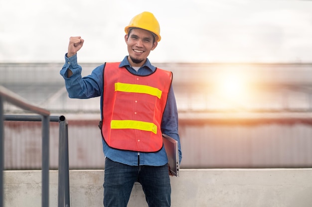 Asiatischer Ingenieur überprüft Solarenergie auf dem Dach der grünen Solarzellenfabrik