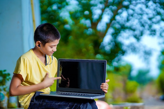 Asiatischer Junge, der Laptop-Computer für Online-Homeschooling während der Heimquarantäne verwendet. Homeschooling, Online-Studium, Heimquarantäne, Online-Lernen, Corona-Virus oder Bildungstechnologiekonzept