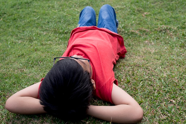 Foto asiatischer junge entspannen sich im park.