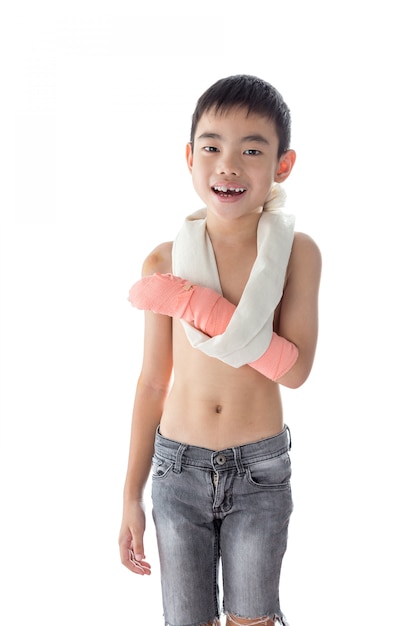 Asiatischer Junge im Arm verletzt, aber er glücklich