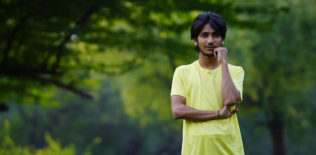 Asiatischer Junge im Park am Morgenbild HD