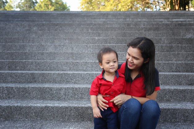 Asiatischer Junge ist glücklich, mit seiner Mutter leben zu können.