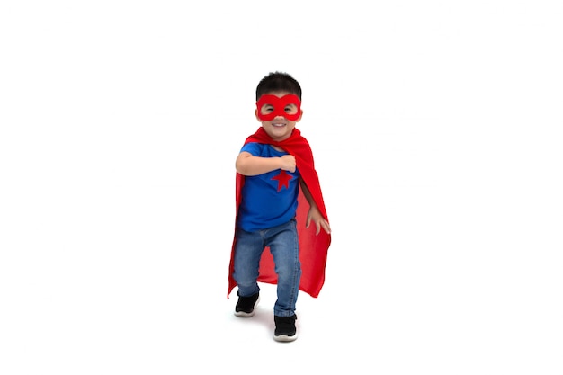 Asiatischer Junge mit lustiger kleiner Macht des Helden lokalisiert auf weißem Hintergrund, Superheldenkonzept