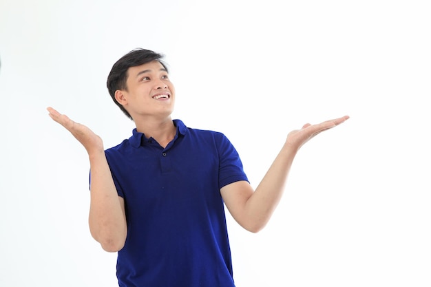Asiatischer junger gutaussehender Mann im Poloshirt lokalisiert auf weißem Hintergrund
