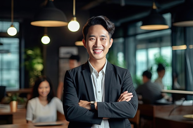 Asiatischer junger Mann, glücklich lächelnd, professionelles Geschäft, glücklich, selbstbewusst, positive Unternehmerin im Büro, gemeinsam arbeitend, Blick in die Kamera. Generative KI