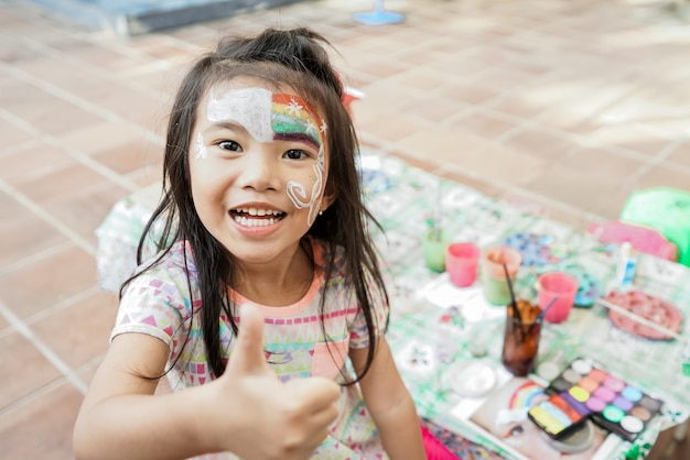 Asiatischer kindervorschulkind mit schminken make-up