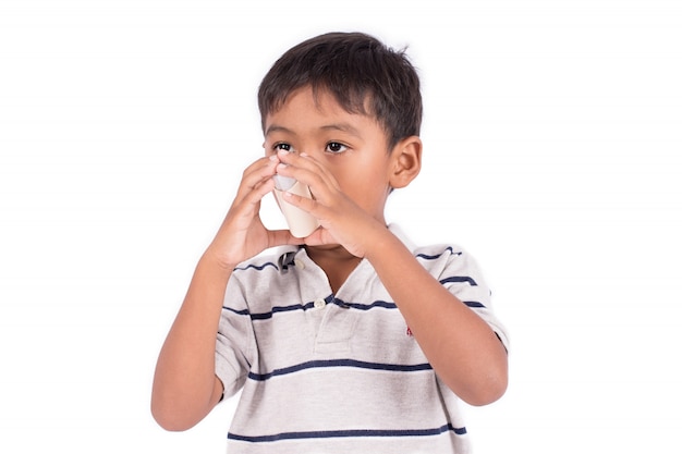 Asiatischer kleiner Junge, der einen Asthma-Inhalator verwendet