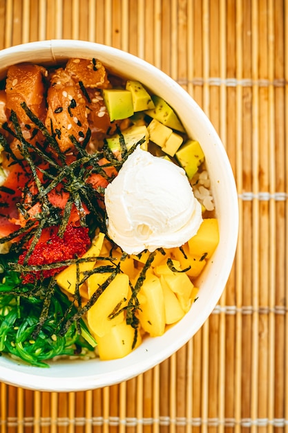 Asiatischer Lachssalat mit Mango, Frischkäse und Gemüse für gesunde Ernährung, Lebensmittellieferservice und Online-Bestellkonzept
